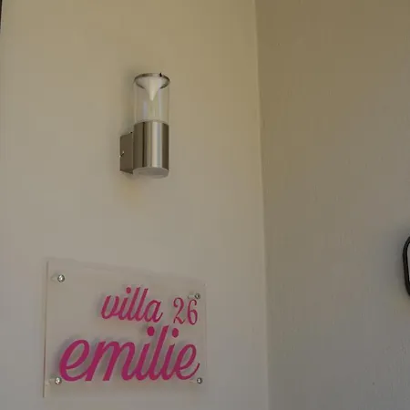 Emilie شقة *